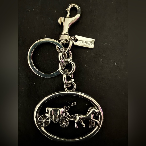 Metallic Keychain with Carriage Motif - Picture 2 of 3